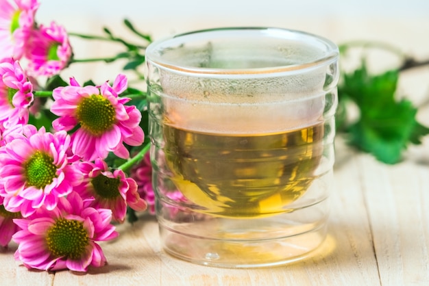 Photo gratuite une tasse de thé sur la table