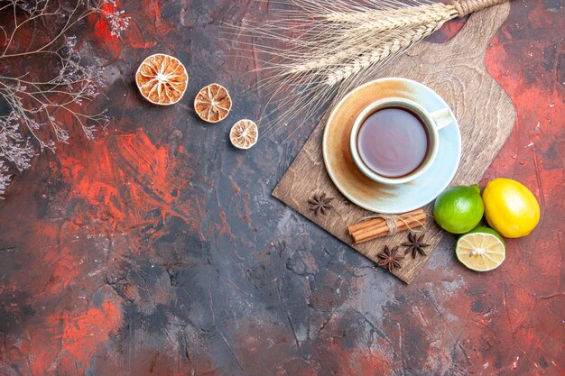 une tasse de thé une tasse de thé cannelle anis étoilé citrons limes sur la planche à découper