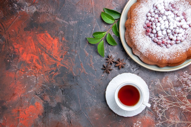 une tasse de thé une tasse de thé noir un gâteau aux baies d'anis étoilé et de feuilles