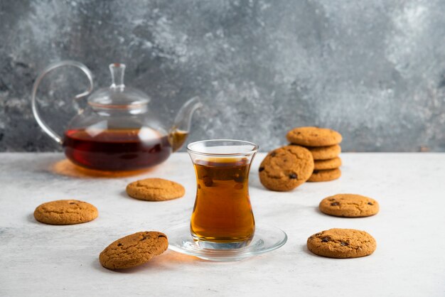 Une tasse de thé en verre avec de délicieux biscuits.