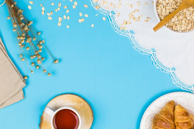 Tasse à thé vue de dessus avec des éléments de petit déjeuner