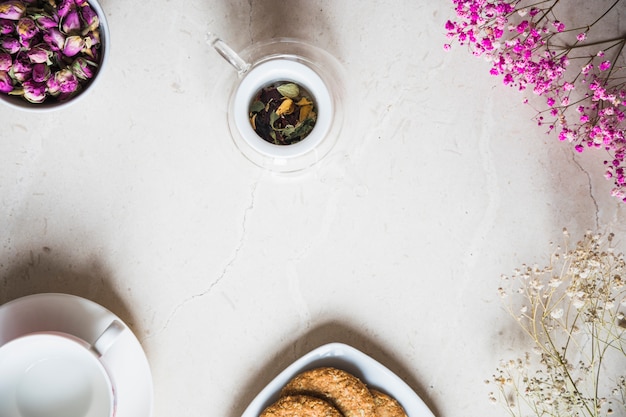 Tasse à thé vue de dessus avec des éléments de petit déjeuner