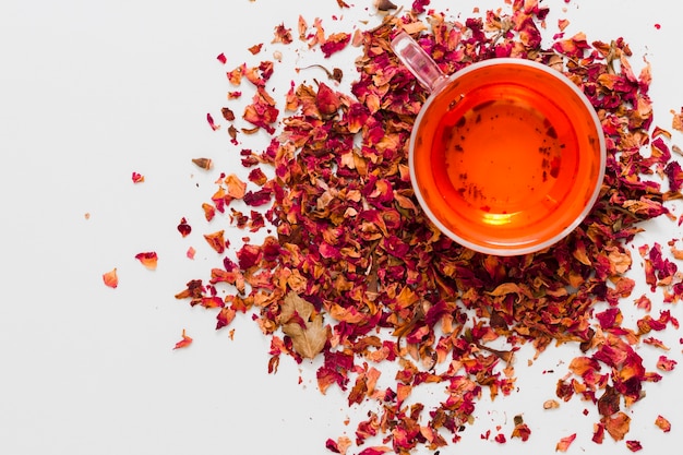 Photo gratuite tasse de thé vue de dessus avec des feuilles