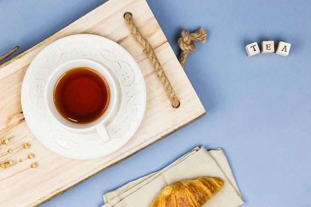 Tasse à thé vue de dessus avec lettre dés et tablette