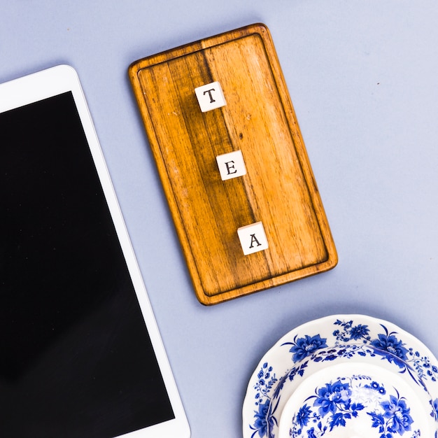 Tasse à thé vue de dessus avec lettre dés et tablette