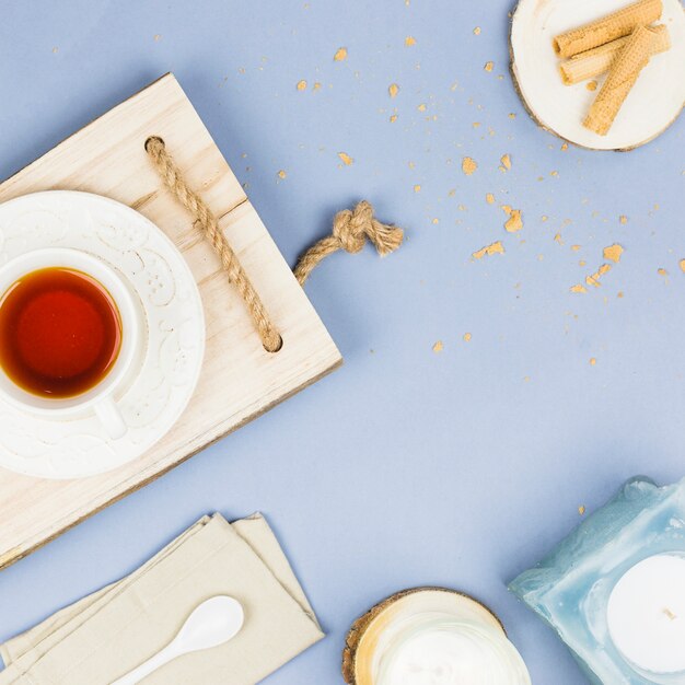 Tasse à thé vue de dessus sur un plateau en bois