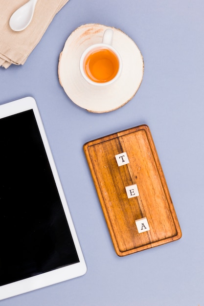 Tasse à thé vue du dessus avec dés de lettre