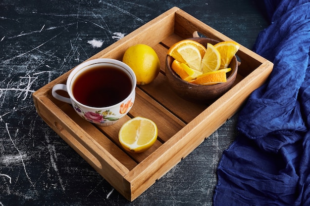 Une tasse de tisane au citron.