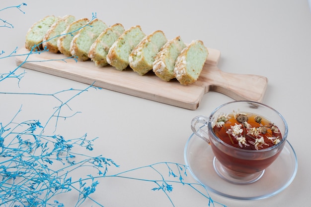 Photo gratuite tasse de tranches de gâteau thé et pistache sur blanc.