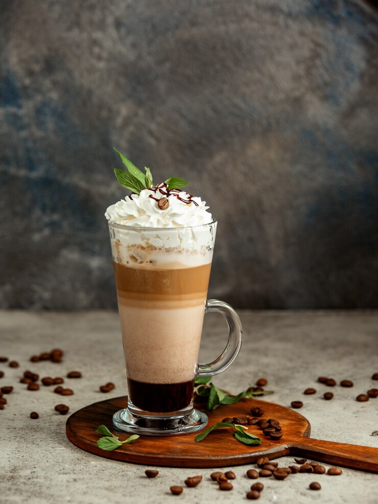 Photo gratuit tasse de trois couches de café sur dark