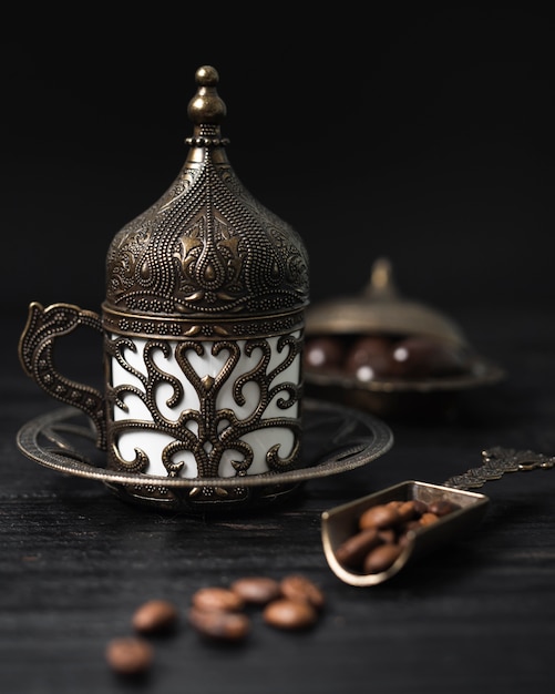 Tasse turque de café avec des grains de café