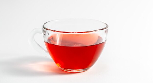 Tasse en verre avec thé sur fond blanc isolé