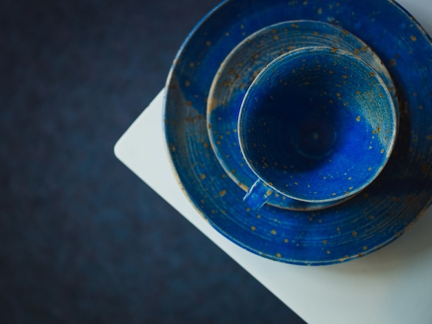 Photo gratuite tasse vintage bleue et deux assiettes