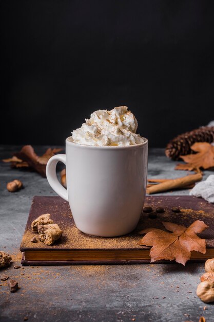 Tasse vue de face avec boisson chaude et crème fouettée