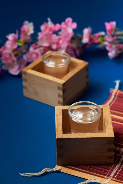 Tasses à angle élevé avec assortiment de boissons au saké