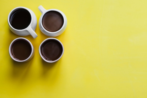 Tasses avec boisson chaude