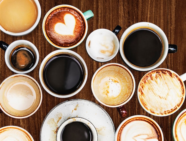 Photo gratuite tasses à café assorties sur une table en bois