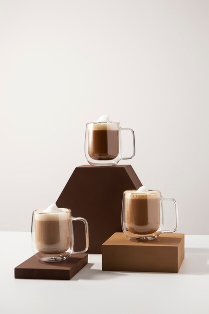 Des tasses de café délicieuses avec un arrangement en mousse