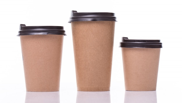 Tasses à café en papier couvert de différentes tailles isolés sur blanc