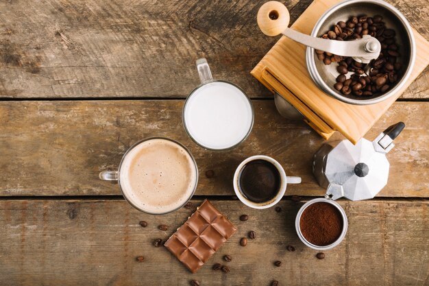 Tasses avec café près de broyeur