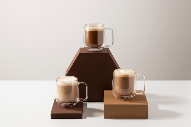 Photo gratuite tasses à café savoureuses avec assortiment de mousse