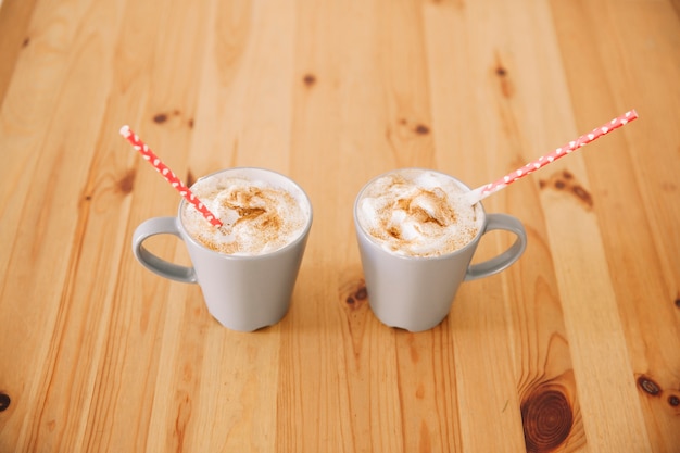 Photo gratuite tasses de café sur la table