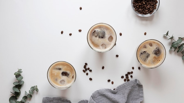 Photo gratuite tasses de café sur la table