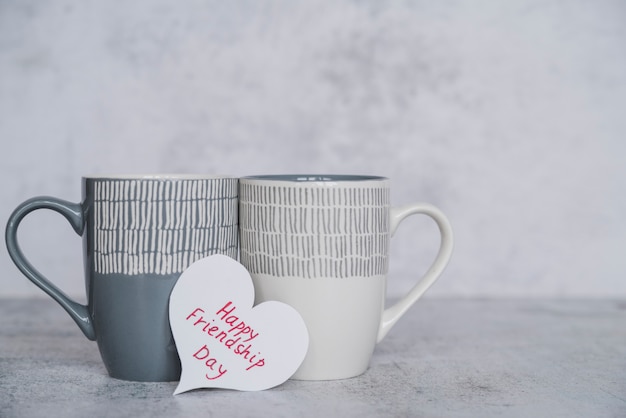 Tasses Avec Carte Postale Joyeuse Journée De L'amitié