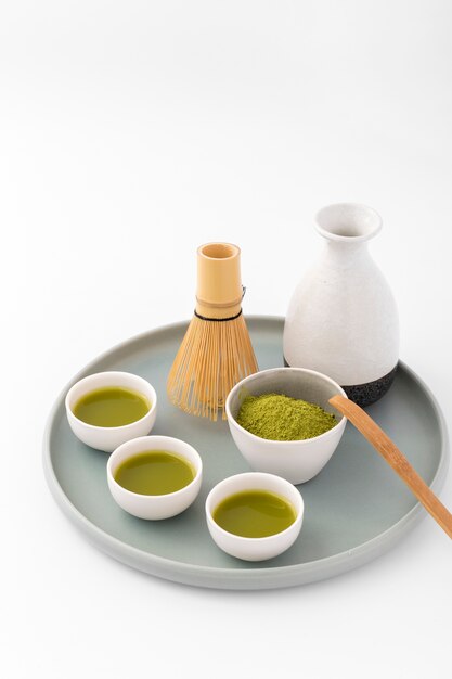 Tasses en céramique avec du thé matcha sur un plateau