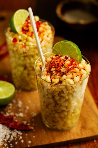 Des tasses avec de délicieux esquites à haut angle