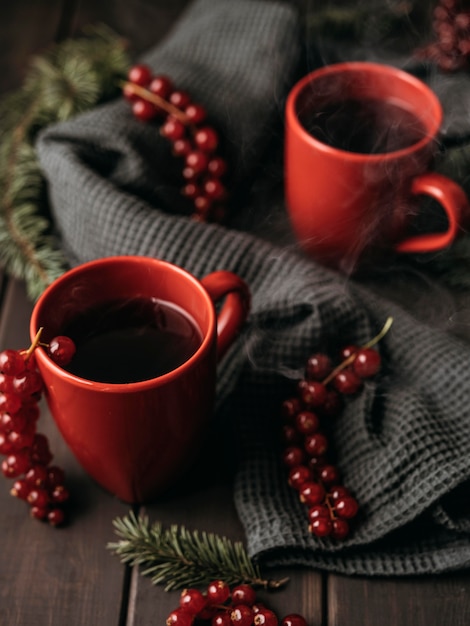 Photo gratuite tasses à grand angle avec boisson chaude