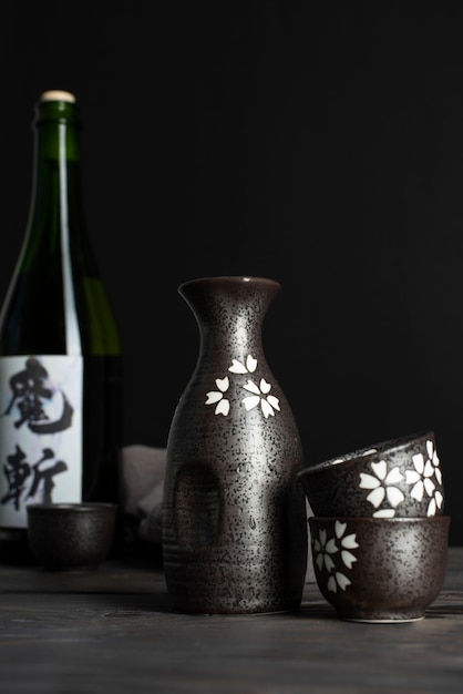 Tasses japonaises et arrangement de bouteilles