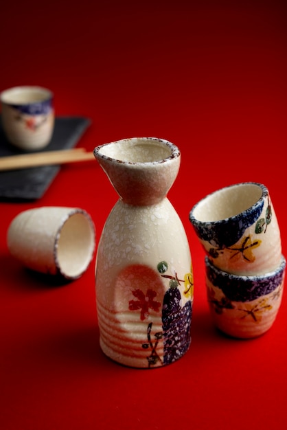 Tasses japonaises et arrangement de bouteilles