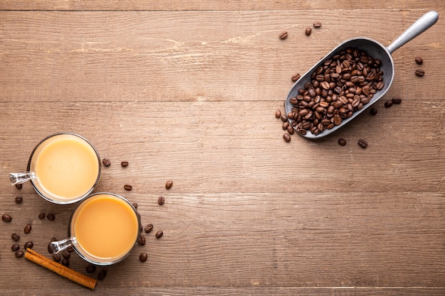 Tasses plates et grains de café avec copie-espace