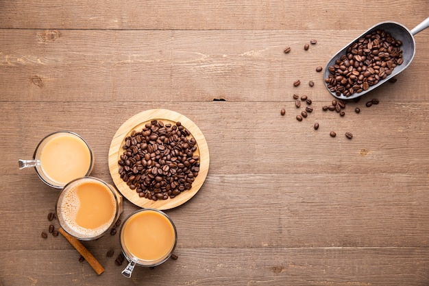 Tasses plates et grains de café