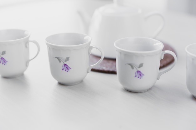 Tasses en porcelaine près de la théière