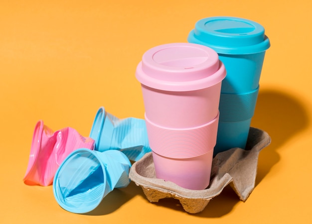 Photo gratuite tasses réutilisables colorées sur la table