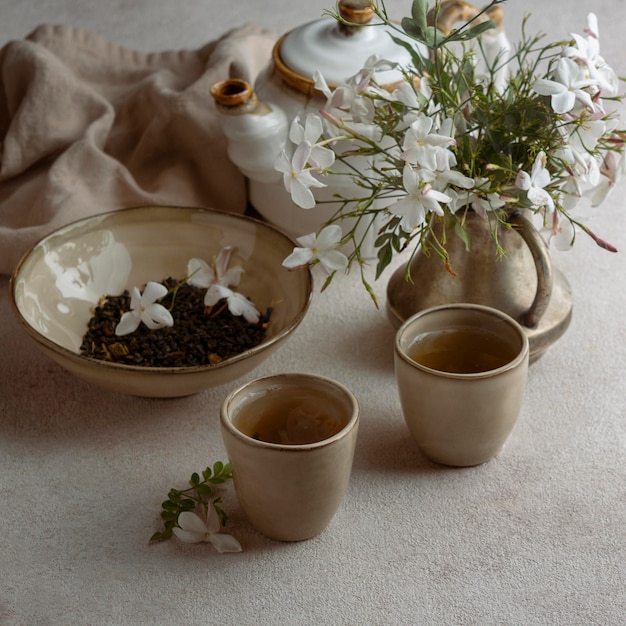 Tasses à thé à angle élevé et belles fleurs