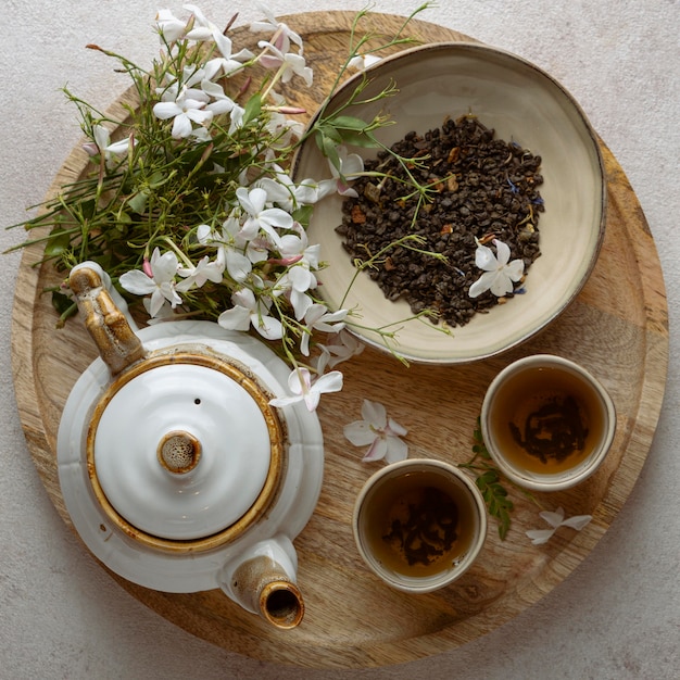 Tasses à thé et fleurs vue de dessus