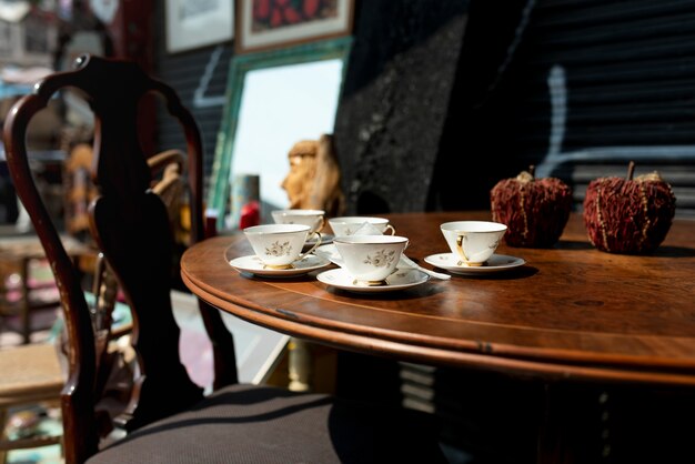 Tasses à thé vintage au marché d'occasion