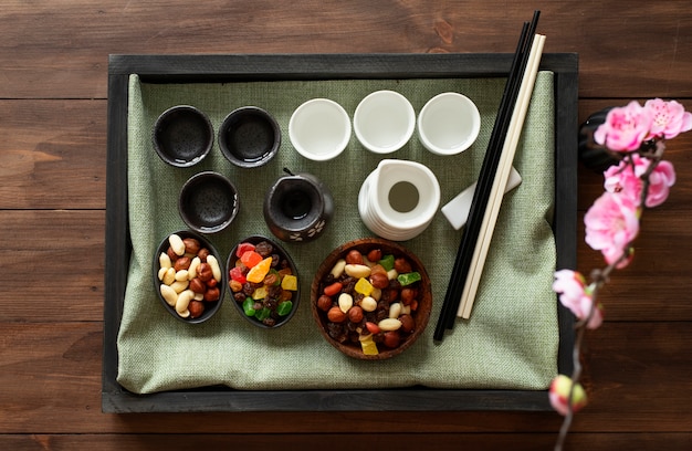 Tasses vue de dessus et arrangement de nourriture