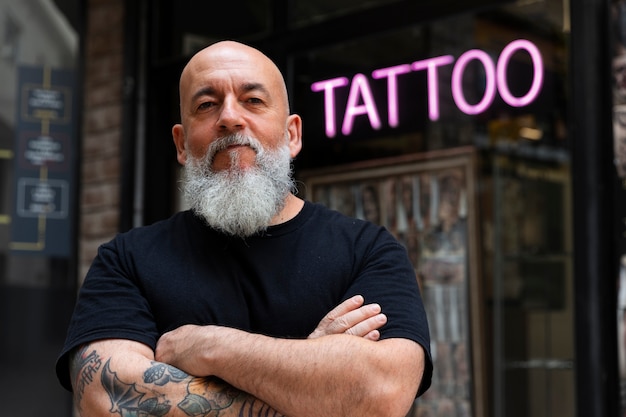 Photo gratuite tatoueur expérimenté devant son studio