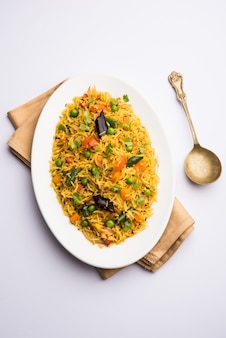 Tawa pulao ou pulav ou pilaf ou pilau est une cuisine de rue indienne à base de riz basmati, de légumes et d'épices. mise au point sélective