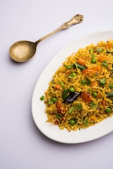 Tawa pulao ou pulav ou pilaf ou pilau est une cuisine de rue indienne à base de riz basmati, de légumes et d'épices. mise au point sélective