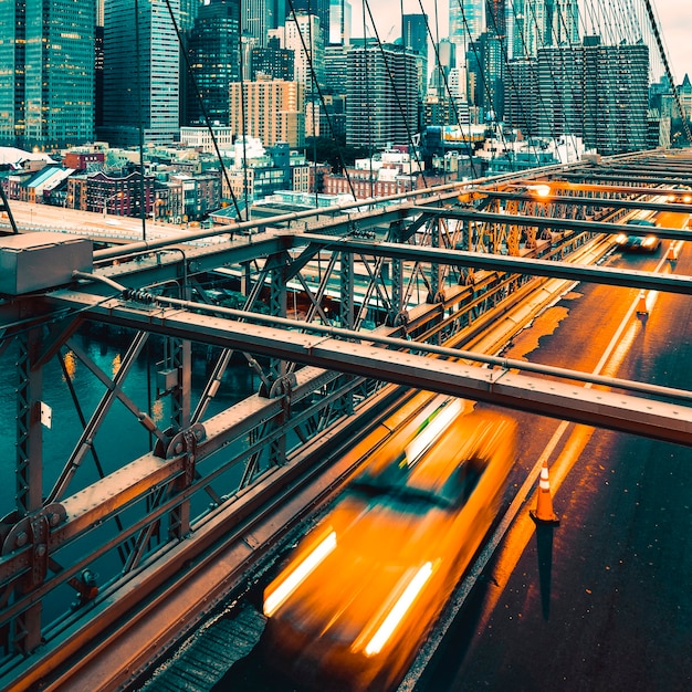 Taxi Traversant Le Pont De Brooklyn à New York, Manhattan En Arrière-plan Photo Premium