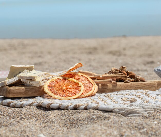 Été beau pique-nique romantique au bord de la mer sur un espace flou. Le concept de vacances.