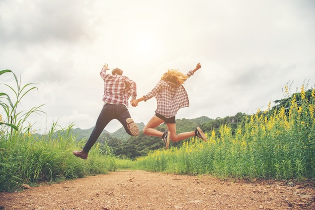 Été flirter montagne homme adulte