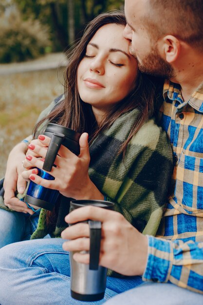 Été en plein air s&#39;asseoir brune