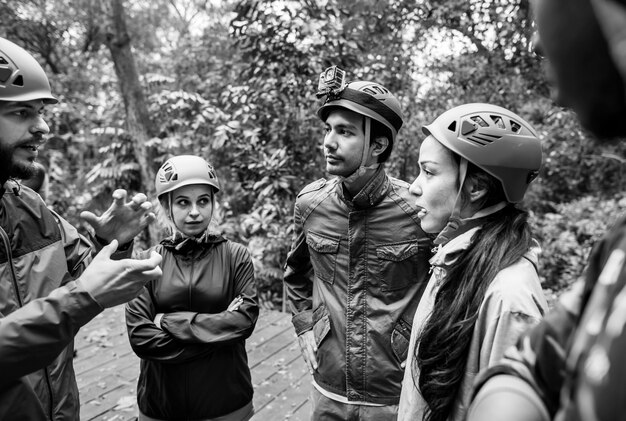 Team building en plein air dans la forêt