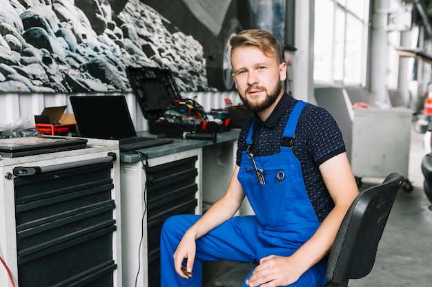 Photo gratuite technicien assis à l'établi